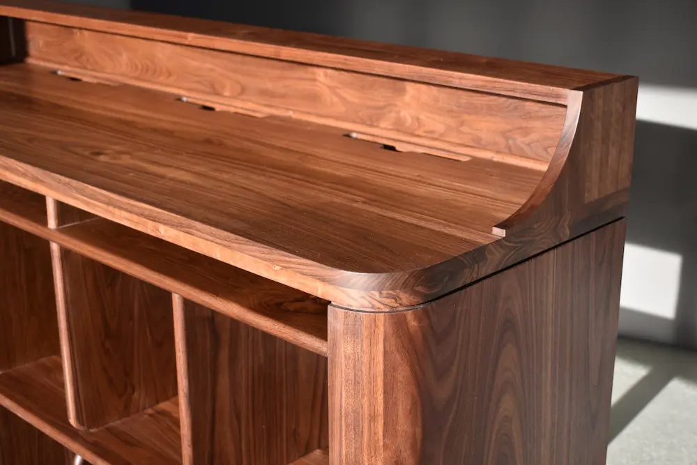 Detail DJ Booth werkblad met ronde hoeken en kabelsleuf | Walnoot op maat gemaakt